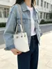 Bolso de hombro de gran capacidad para ir al trabajo, con un patrón de rombos en color contrastante y detalle de cadena, perfecto para otoño e invierno, con un cierre giratorio metálico