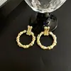 Brincos Retrô Estilo Europeu e Americano, Simples e Versáteis, Brincos Redondos Torcidos de Liga Irregular, Brincos de Moda de Nicho para Mulheres