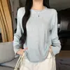 K2615 camiseta básica de gola redonda, estilo solto e relaxado, cuidadosamente selecionada para mulheres, outono e inverno, com punhos contrastantes e detalhes de botões
