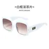 Nuevas gafas retro de montura cuadrada con patillas anchas, montura grande, efecto adelgazante, diseño de etiqueta dorada de lujo ligero, gafas planas versátiles para el día a día