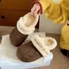 Chinelos retrô marrons de sola grossa, forrados com fleece, para mulheres, projetados para uso externo, novo estilo outono/inverno 2026, quentes e versáteis, chinelos de algodão estilo Birkenstock