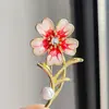 Nuevo broche de aleación para mujer, moderno y de alta gama, pin de lujo nicho para abrigos y trajes, simple y elegante, broche versátil