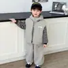 Conjunto Infantil Primavera e Outono 2026 Novo Estilo Colete Cool Estilo Coreano Conjunto de Três Peças Moletom de Primavera Listrado Infantil