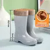Botas de chuva de mármore antiderrapantes e resistentes ao desgaste, botas de chuva de cano alto, sapatos aquáticos femininos, quentes, adequados para trabalho na cozinha, botas impermeáveis de cano médio, sapatos de borracha