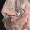 Pulseira de prata com juntas de bambu de alta qualidade feminina pingente de segurança de jornal lótus aberto personalidade aberta pulseira para todas as ocasiões para amigas feminina atacado