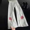 Pantalones Deportivos de Chándal Grises con Raya Desestructurada y Flor Blanca para Hombre, Pantalones de Otoño con Bloques de Color, Parches, Pierna Recta con Caída, Pantalones Ligeramente Acampanados