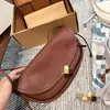 Bolsa de media luna al por mayor transfronteriza modelo nuevo 2026 bolsa tipo dumpling de piel de vaca suave bolsa de axila de cuero genuino a la moda bolso de hombro cruzado