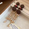 Pendientes de borla con carcasa de madera marrón transfronterizos europeos y americanos, pendientes de estilo vintage Maillard, pendientes de mujer de lujo ligero de alta gama