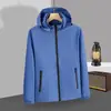 Jaqueta corta-vento de camada única para atividades ao ar livre, estilo fino com estampa de logo, impermeável, à prova de vento, respirável, jaqueta de trabalho com capuz