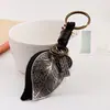 Pingente Decorativo de Liga Metálica Folha Estilo Retrô Chaveiro Decorativo Charme de Bolsa de Couro Trançado Artesanal Acessório Versátil