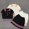 Estilo Xiao Xiang Cárdigan de Punto Dulce de Manga Corta en Color de Contraste Falda plisada con Letras Una Falda Corta Traje de Dos Piezas Universitario