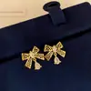 Elegantes e refinados, brincos de tarraxa em zircônia vintage com laço vazado, brincos versáteis retrô, sensação de luxo leve e alta qualidade, brincos femininos