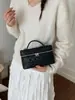 Bolso Pequeño Cuadrado de Nicho Coreano para Mujer 2026 Modelo Nuevo Más Vendido de Alta Gama Moderno Bolso Cruzado con Cadena Acolchada de Lujo Ligero
