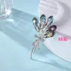 Broche de Ramo de Flores de Lujo Ligero Europeo y Americano de Alta Gama, Pin Anti-Exposición para el Viaje al Trabajo, Broche de Flor de Cristal Bicolor Azul y Rojo, Accesorios