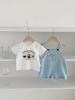 Trajes para Niños y Niñas 2025 Verano Nuevo Estilo Overoles de Mezclilla para Niños Camiseta Blanca Conjunto de Dos Piezas Moderno y Elegante