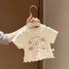2026 Camiseta Branca de Manga Curta para Mulheres Estilo Doce e Fofo Estampa de Desenho Animado com Borda de Babado Top Tendência