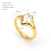 Anillo de acero inoxidable estilo corte marquisa de circón con diamantes de forma irregular y cúmulos de estrellas, superficie curva, joyería de alta gama