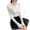 Fotos reales de la nueva colección otoño/invierno: un top de punto fino, corto y ajustado con un escote redondo bajo que deja ver la clavícula, con botones y disponible en azul