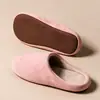 Chinelos de algodão femininos para uso doméstico no outono e inverno, chinelos quentes de pelúcia com sola grossa antiderrapante para ambientes internos para primavera e outono, chinelos peludos para casais e homens