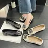 Zapatos cuadrados elegantes de tacón plano con pedrería para mujer, nuevos zapatos negros de trabajo para la primavera de 2026