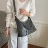 Bolsa de axila grande capacidade estilo coreano, bolsa de ombro simples e estilosa para o dia a dia, nova moda 2026 bolsa transversal de motociclista com tachas
