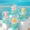 Una variedad de creativas y lindas bolas de cristal luminosas de dibujos animados, adornos decorativos explosiones, regalos navideños con luces, bola de cristal al por mayor