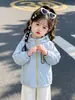 Jaqueta com capuz e zíper para meninas de comércio exterior, nova jaqueta estilosa coreana de outono 2026, corta-vento popular para crianças