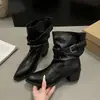 Sapatos no atacado novas botas curtas de salto grosso plissadas franzidas estilo maduro botas estilo Martin femininas outono e inverno 2026 bico fino fivela