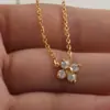 Colar Flor de Trevo de Quatro Folhas Banhado a Ouro em Aço Titânio Cravejado com Diamantes, Luxo Leve, Super Brilhante Corrente de Clavícula Flor de Trevo de Quatro Folhas Que Não Desbota