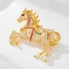 Año del Caballo Buena Suerte Lujo Zirconia Broche de Caballo Aleación de Cobre Chapado en Oro Real Doble Uso Pin de Caballo del Zodiaco