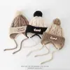 Chapéu infantil de tricô com tranças e blocos de cor estilo coreano, com proteção para as orelhas, chapéu quente de tricô com pompom para outono e inverno, para meninos e meninas