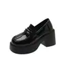 Sapatos de couro pretos estilo britânico retrô com salto alto grosso para mulheres, novo modelo de verão 2026, mocassins que aumentam a altura para mulheres baixinhas