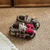 Zapatos de Peluche para Niñas 2026 Nuevas Llegadas de Invierno Zapatos Cálidos de Dibujos Animados tipo Birkenstock Zapatos de Algodón Tipo Frijol Antideslizantes para Caminar de Niños
