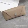 26 Tipos de Estojos Pequenos para Óculos de Sol de Couro com Padrão de Lichia, Estojos de Óculos da Moda com Botão de Pressão com Logo em Inglês, Estojos para Óculos de Sol Resistentes à Pressão