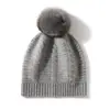 Cachemira Otoño/Invierno 2026 Nuevo de Alta Gama para Mujer Color Sólido Tejido de Punto Trenzado Raya Horizontal Pompón Cálido Moderno Gorro de Punto Casual