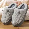 Chinelos de algodão com desenho para outono e inverno de 2026 para mulheres, novo estilo de inverno, com sola grossa, forrados com fleece, quentes e adequados para casais usarem em ambientes internos.