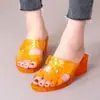 Sandalias de cuña de plástico de gelatina de cristal de tacón alto para mujer, adecuadas para usar en verano, con tacón medio, diseño de moda y tacón grueso antideslizante