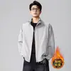 Nova jaqueta jeans com acabamento lavado moderno, apresentando gola alta, forro de fleece e um estilo workwear americano retrô espesso, projetada para homens e oferecendo um corte solto para o inverno.