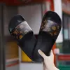 Chinelos Masculinos Europeus de Verão 2026 para Uso Externo, Antiderrapantes, Resistentes a Odores, Sandálias Slide Casuais para Exterior com Solado Macio