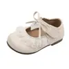 Sapatos Pequenos de Couro em Forma de Coração com Pérolas Estilo Francês 2026 Primavera e Outono Novos Sapatos de Princesa com Laço e Renda Estilo Coreano para Meninas