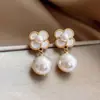 Brincos de Pérola Flor de Madrepérola com Pino de Prata Galvanizado em Ouro Real 18K, Brincos de Luxo Leve de Alta Qualidade, Brincos de Estilo Retrô para Mulheres