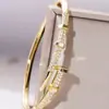 Pulseira em Formato de Unha 2025 com Cravação de Zircônia, Bracelete Fashion Versátil Totalmente Cravejado em Diamante para Mulheres, Joia Transfronteiriça, Acessório de Mão Geométrico de Luxo Leve