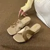 Chinelos Femininos 2026 Verão Novo Estilo Francês de Luxo Sandálias de Veludo com Tiras para Uso Externo, Sola Reta Macia Sandálias Versáteis de Praia