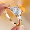 Best-seller transfronteiriço, anel simulado leve de luxo com três pedras para mulheres, apresentando zircônia cúbica em formato de gota microcravejada e acabamento em ouro rosa, criando um visual de alta qualidade para joias de dedo.