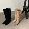 Botas apiladas adelgazantes Chuyuji retro de gamuza color albaricoque con caña ancha, punta fina, tacón grueso, botas vaqueras de mezclilla hasta la rodilla