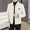 Nova jaqueta masculina 2026, coleção primavera e outono, com gola de lapela e padrão jacquard, uma peça de outer wear curta, estilosa e moderna para homens