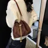 Bolso Cubo para Mujer Cruzado de Lujo Accesible Gama Alta Nicho Retro Gamuza Escarchada Bolso de Hombro para Commuter Otoño e Invierno para Mujer