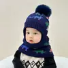 Set de dos piezas de gorro con temática de dinosaurios, nuevo estilo otoño/invierno, gorro para bebé que cubre las orejas, gorro de punto unisex, disponible para producción personalizada
