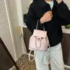 Mochila de Alta Gama para Mujer 2026 Nueva Moda de Primavera Versátil Bolso para Estudiante Universitario Exquisita Mochila con Cadena para Viajes
