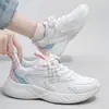 Zapatos deportivos casuales populares para mujer, nuevo modelo de verano 2026, malla transpirable, bloques de color, suela gruesa, con cordones, versátiles zapatillas para correr